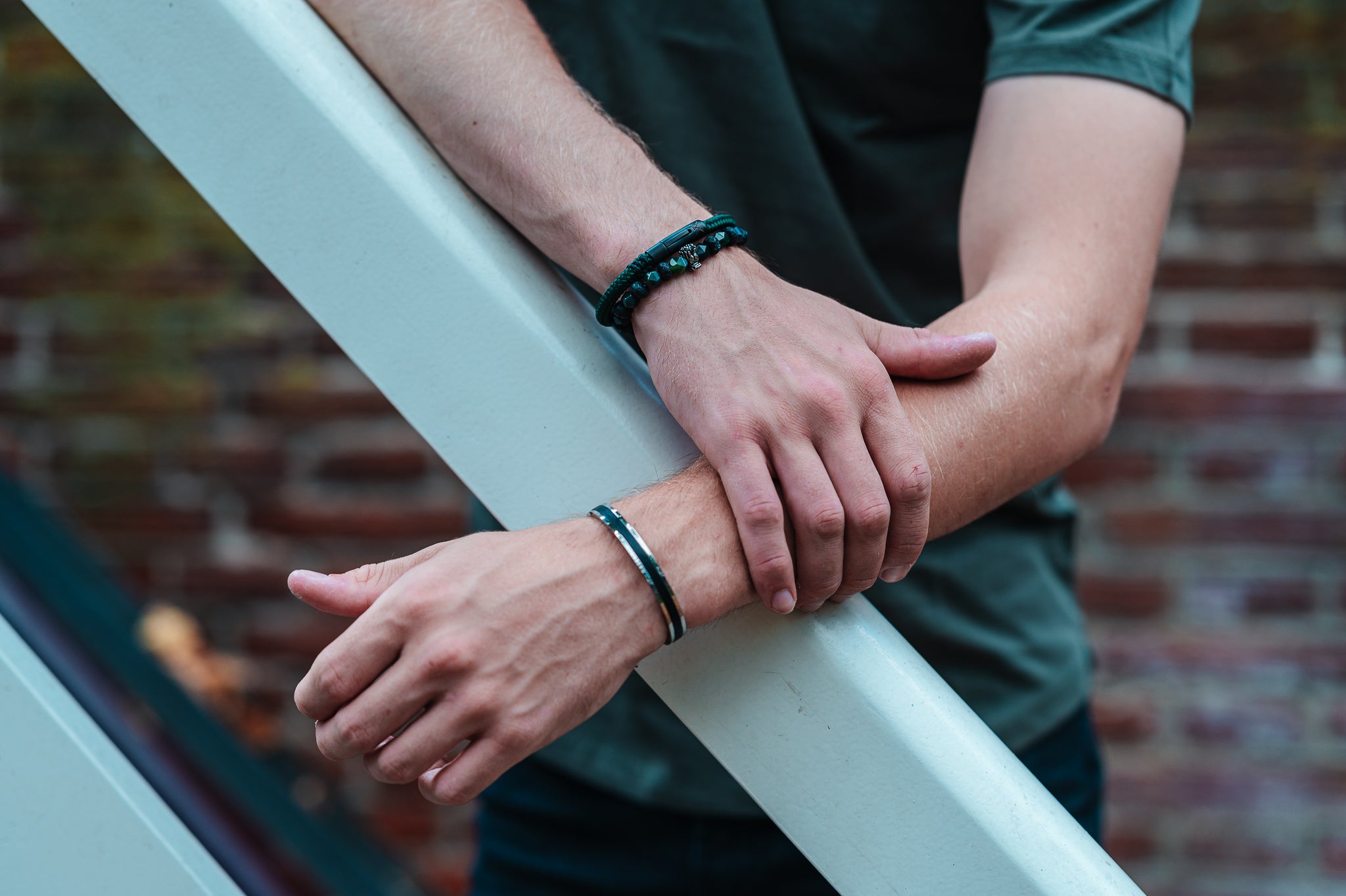 Hoe voorkom je krassen en deuken in een stalen armband?