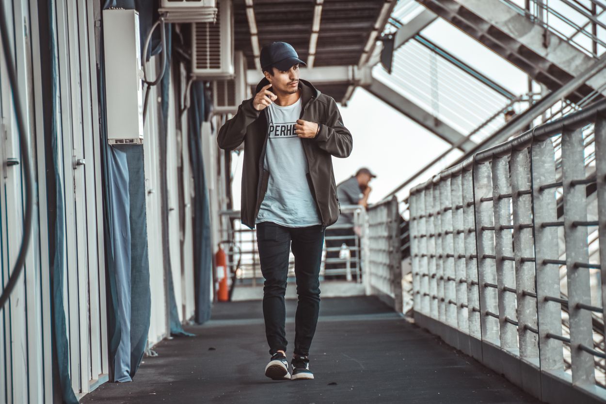 Hoe kun je een eenvoudige outfit opvrolijken met een herenarmband?