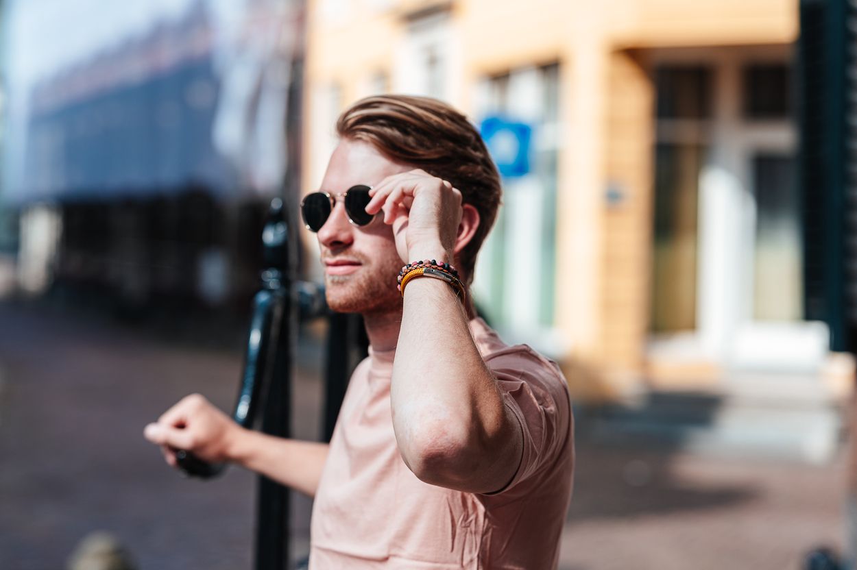 Om welke arm draag je een armband?