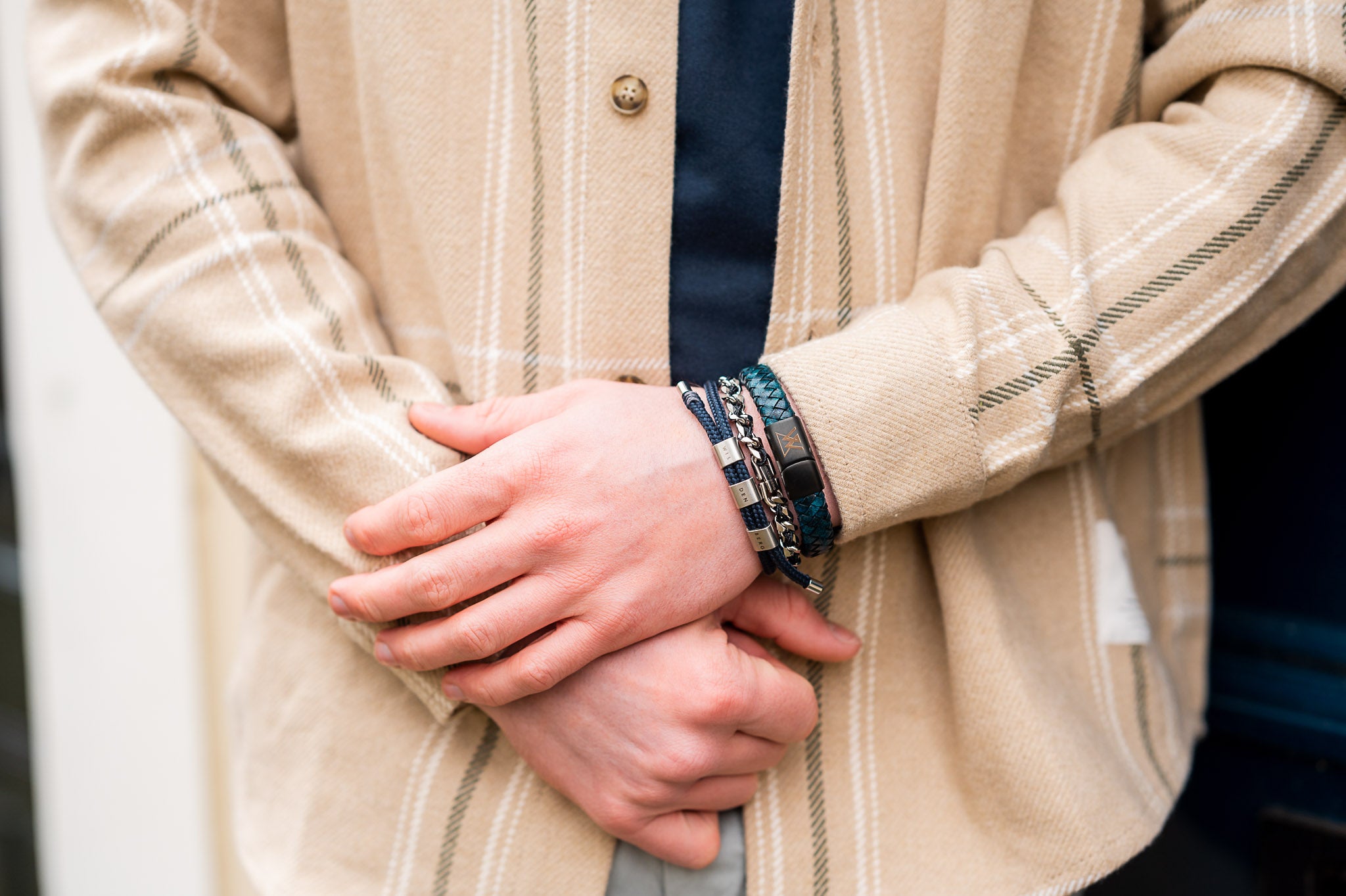 Is het veilig om met een stalen armband te zwemmen in zout of chloorwater?