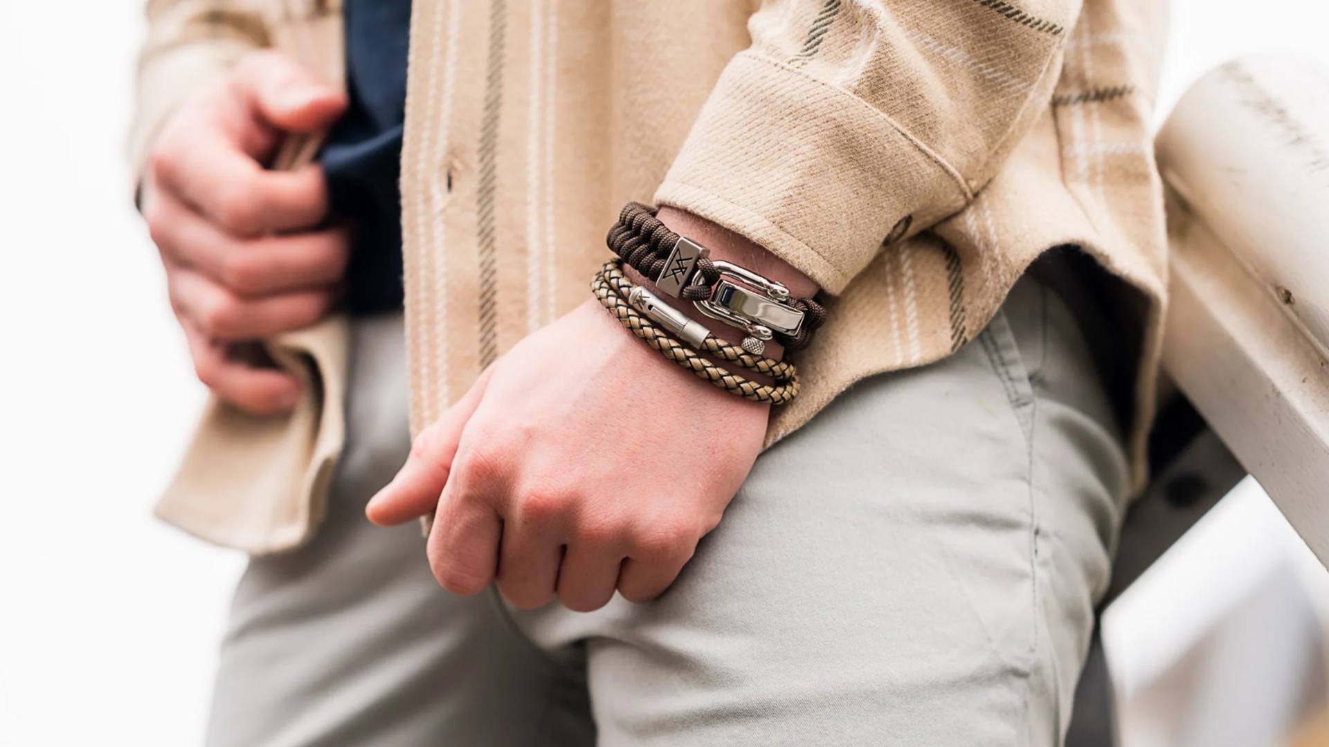 Beroemdheden die leren armbanden dragen