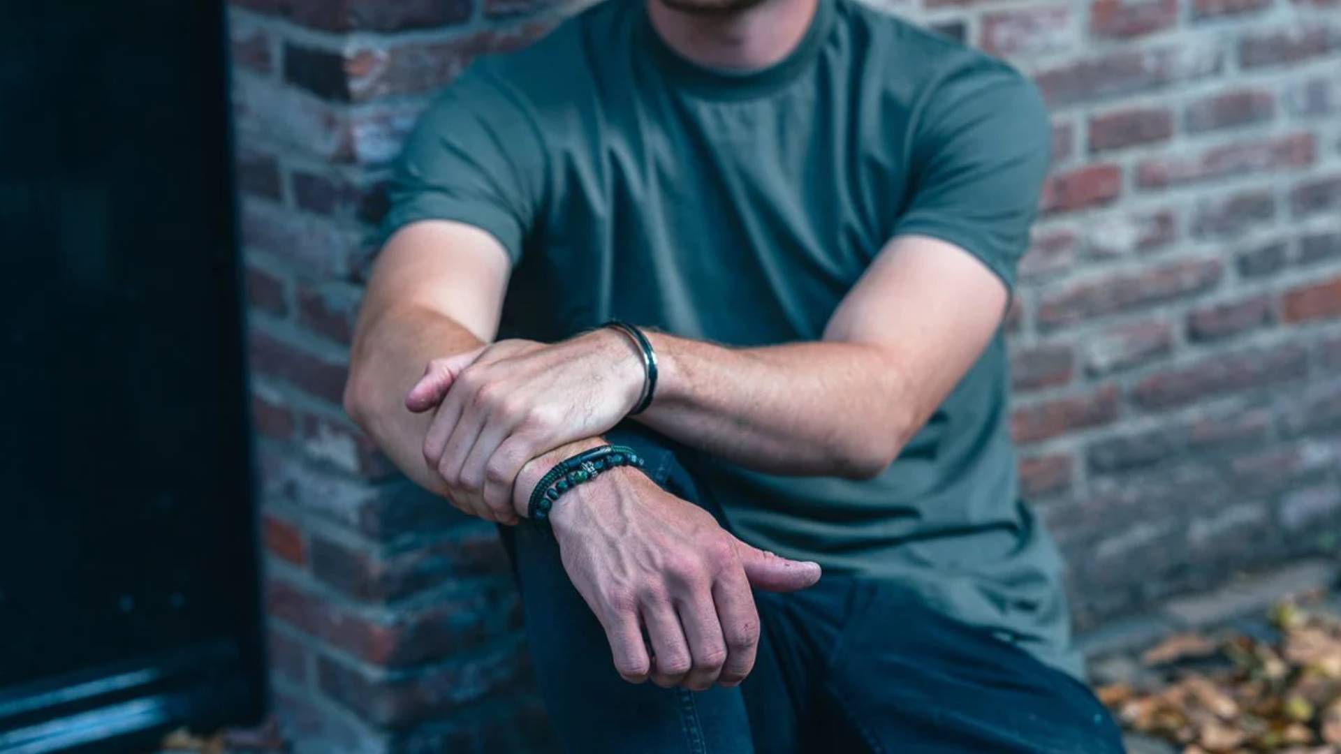 Hoe je een leren armband voor heren kunt combineren met andere sieraden