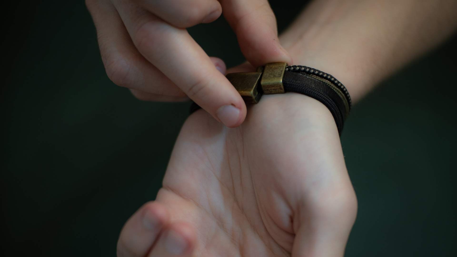 Hoe doe je een armband bij jezelf om?